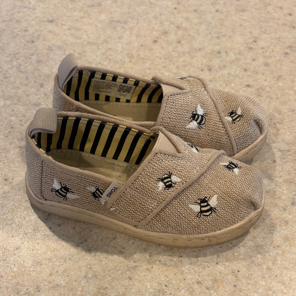 TOMS Kids' Beige Bee Embroidered Shoe